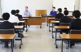 7月31日(木)　 卒業生来校、ユニフォーム事業の会社説明会を実施しました。